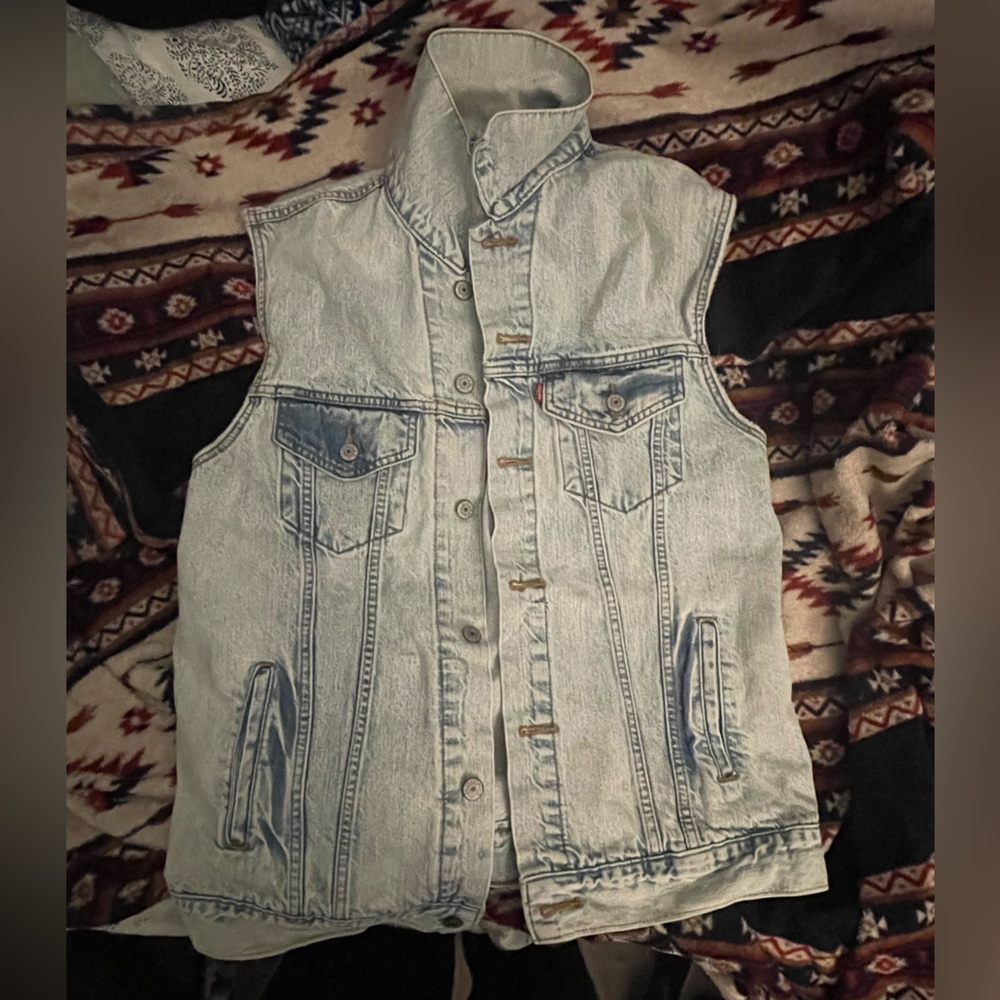 Levi's Denim Trucker Vest
Mercury Wash Medium Blue Size
Large